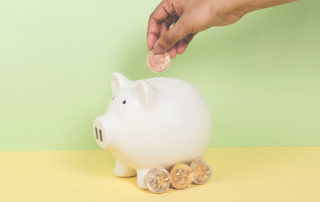 save money 320x202 - 10 formas de reducir tus costes feriales